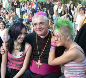 mgr muller with two girls